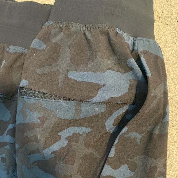 Lululemon Do Not Use Breaker Short 9” - great condition! - Picture 5 of 6